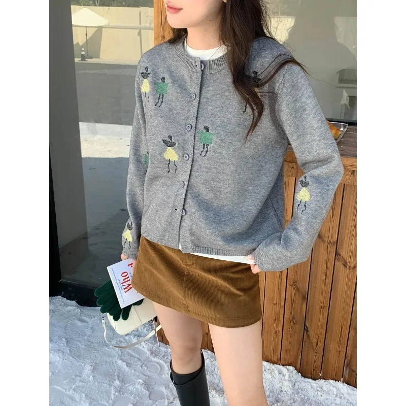 سترة محبوكة للتخسيس برقبة دائرية مطرزة بالرسوم المتحركة