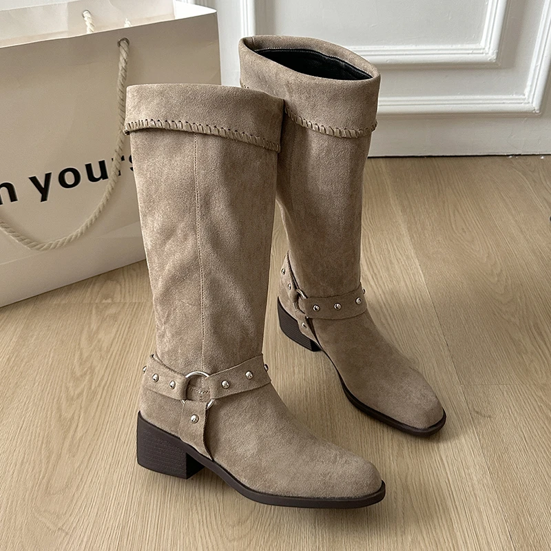 

Современные ботинки из коровьей замши до середины икры. Женская обувь без шнуровки с острым носком. Распродажа. Брендовые женские ботинки с перевернутым краем. 2025 г.