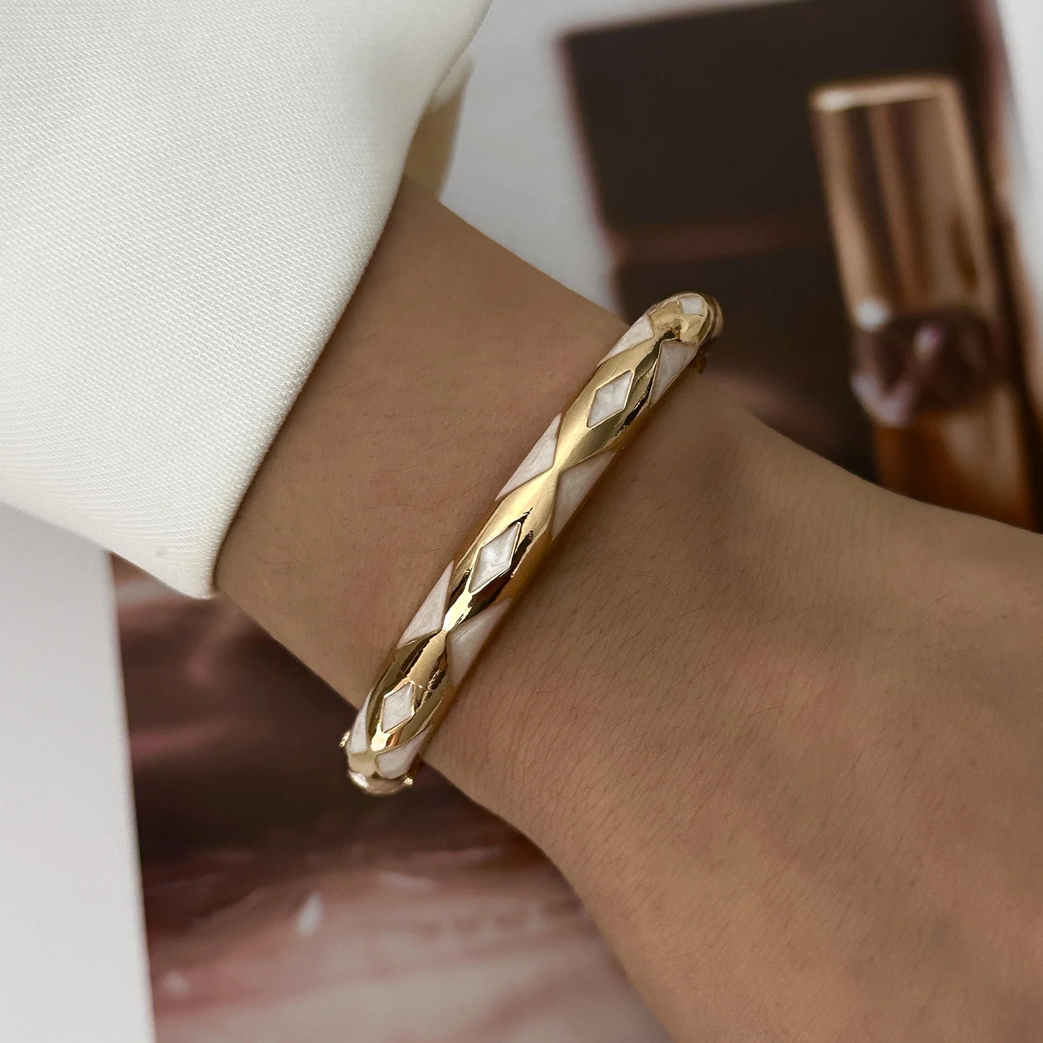 Klassisches Schwarz-Weißes Geometrisches Offenes Armband für Frauen, Ethnischer Stil, Emaille-Blume, Zirkon, Feder-Armreif, Stapelbarer Handgelenkschmuck – Detail 5