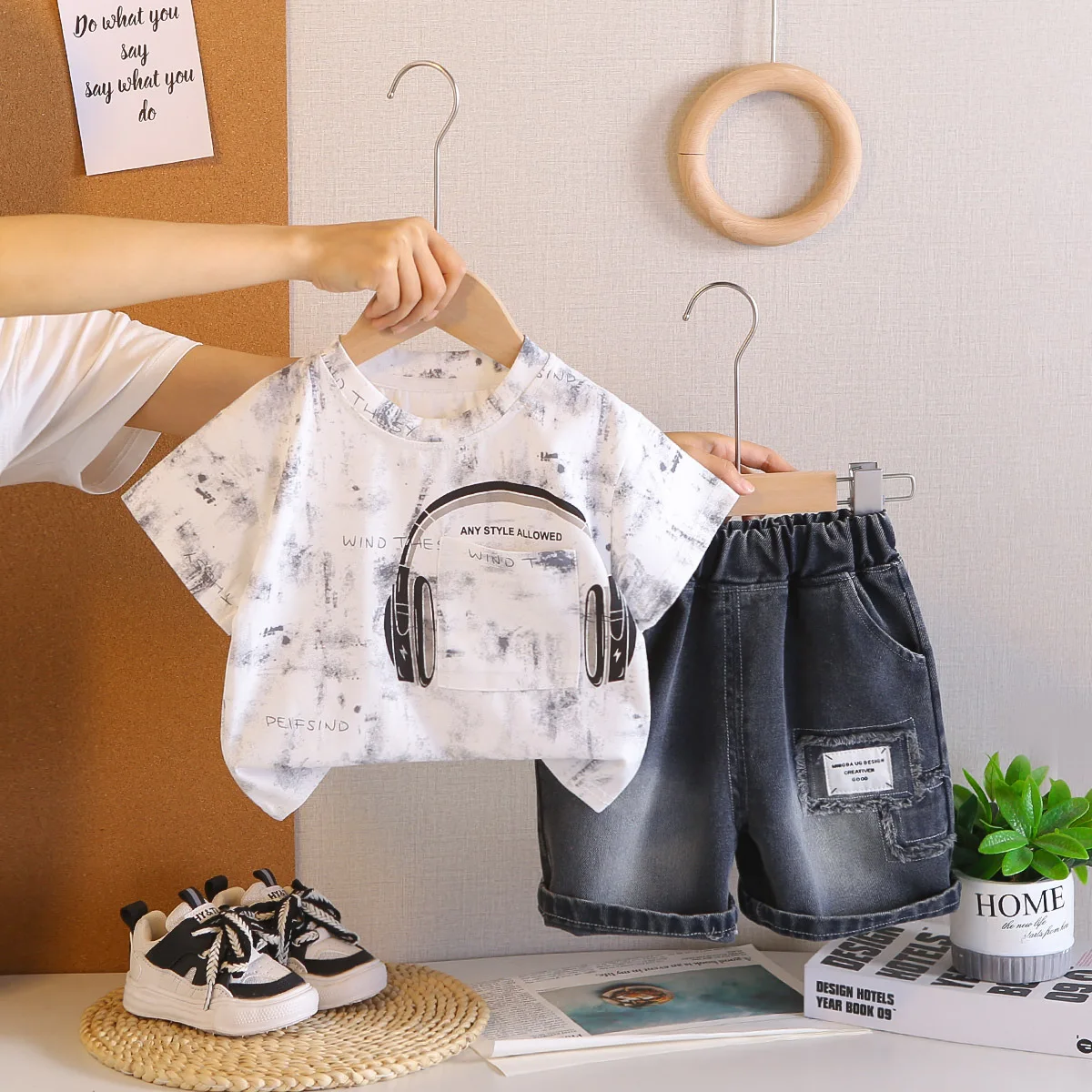 

Комплект из 2 предметов для мальчиков 2026: футболка с принтом наушников и джинсовые шорты, повседневный летний наряд для ежедневной носки, вечеринок и отпуска