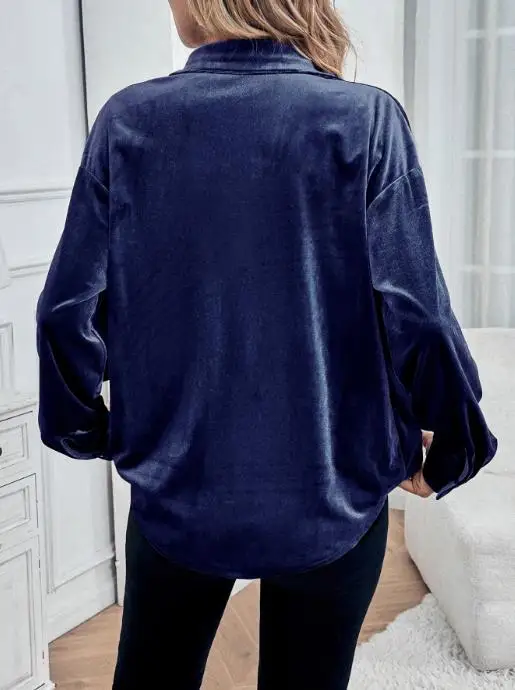 ياقة بلون موحد، قميص من جلد الغزال الفاخر بأكمام طويلة، قميص تنقل أنيق وعصري للسيدات في الخريف