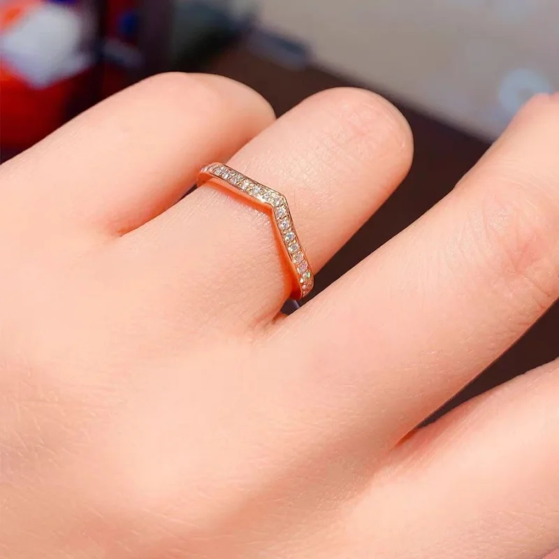 2025 Nueva joyería de moda Anillo tipo V Diseño único Anillo de cristal de imitación con incrustaciones Joyería Venta al por mayor Marketing barato