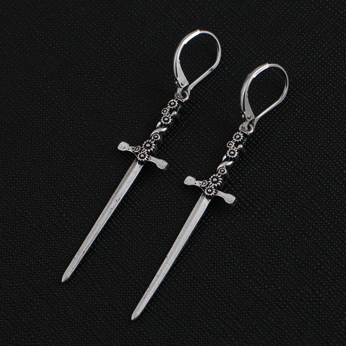 CARTER LISA Vintage Punk Dark Sword Pendant Earrings Medieval Gothic Sword Dagger Earrings for Men Women Ear Jewelry