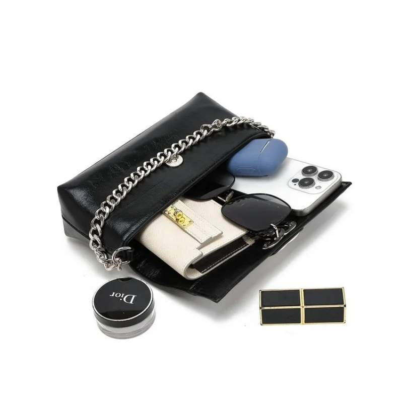 حقيبة يد نسائية فاخرة مصنوعة من الجلد الفاخر الذي تتميز بتصميم عصري ​