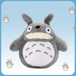 Bonito e macio brinquedo de pelúcia animal dos desenhos animados, dentes nus, gato, animado em torno de um divertimento, dormir, meu vizinho totoro