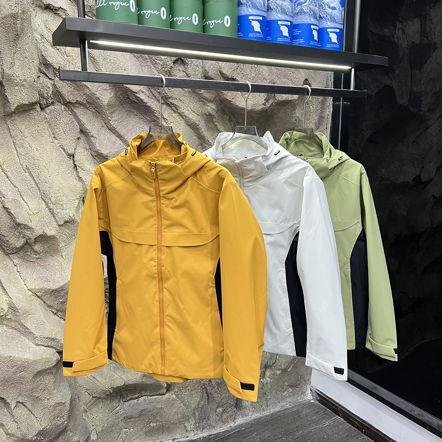 เสื้อแจ็คเก็ตผู้ชายแบบมีฮู้ด ผ้าโพลีเอสเตอร์กันลม ทรงพอดีตัว สำหรับฤดูใบไม้ผลิและฤดูใบไม้ร่วง คุณภาพสูง ป้องกันน้ำ