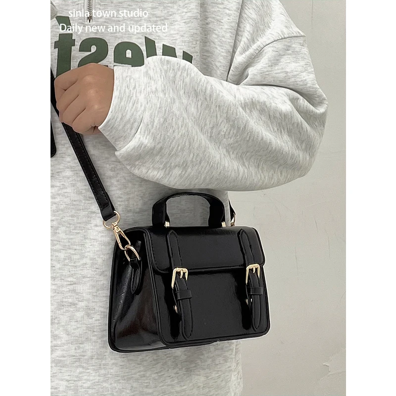 High-end texture niche bag 2024 new trendy and versatile postman single shoulder portable small square bag crossbody