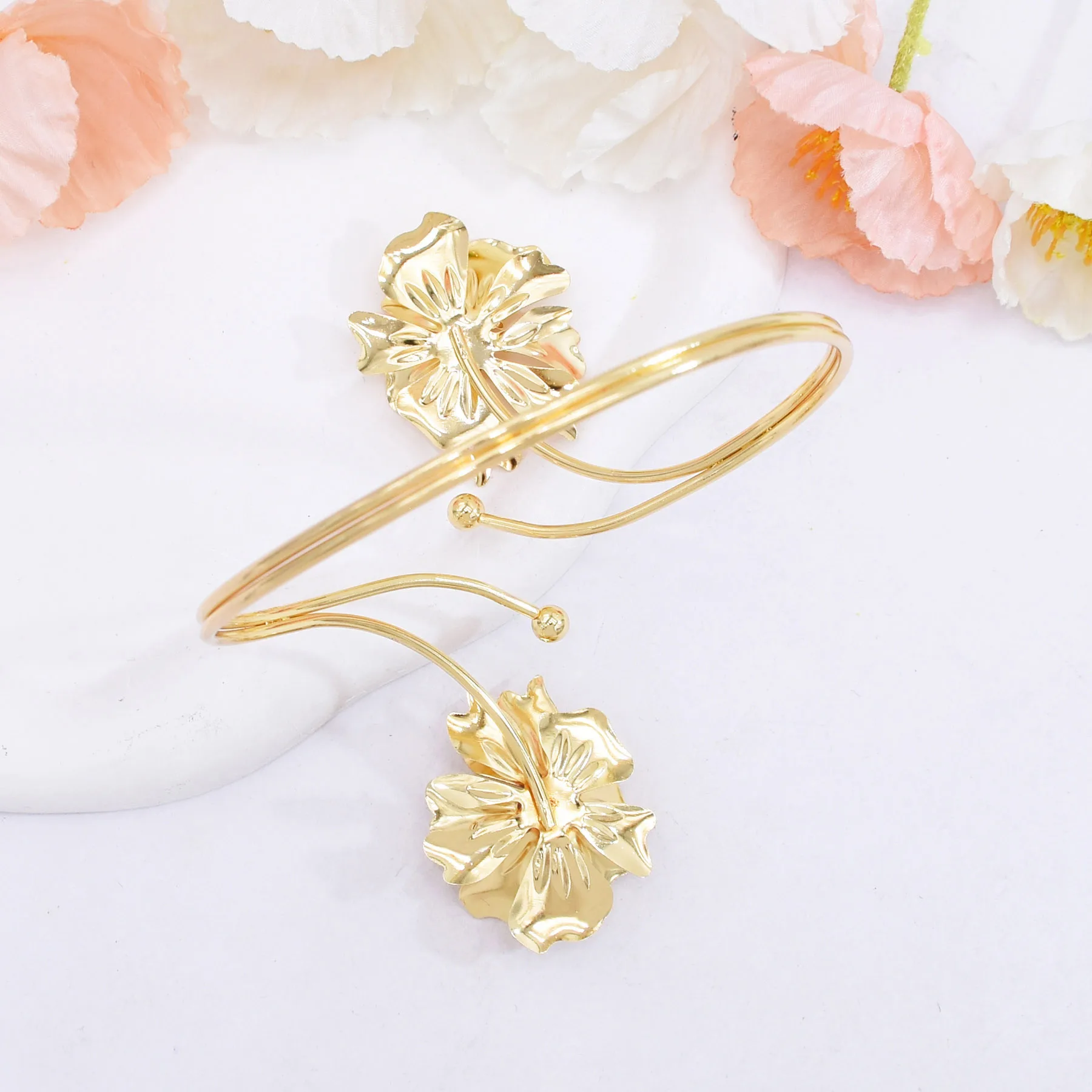 Fashion Gold Plated Metal Irregular Flower Upper Arm Bangle for Women Party Simple Line Bracelet Female Jewelry Accessory Gift