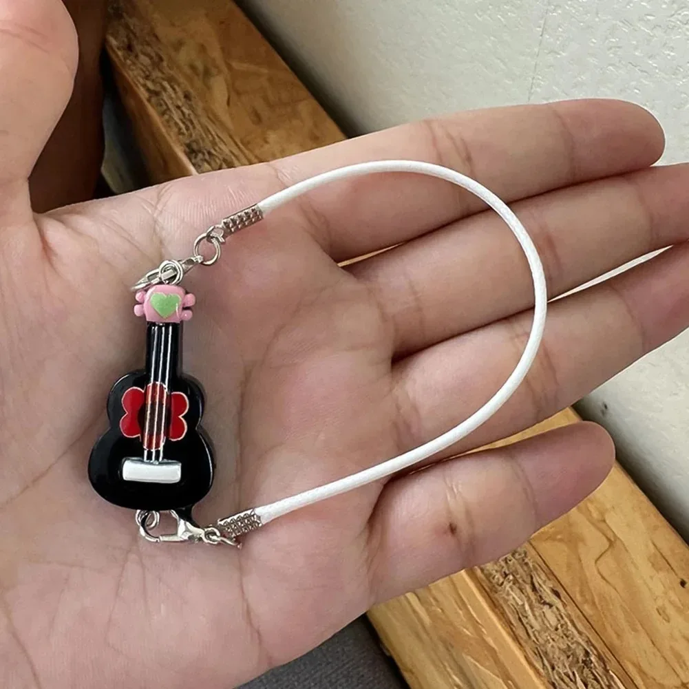 Mini Gitara Zawieszka dla Lalki Labubu BJD Śliczny Mały Mini Instrument Muzyczny Ozdoba Zawieszka z Kreskówki Słodki Prezent dla Pary