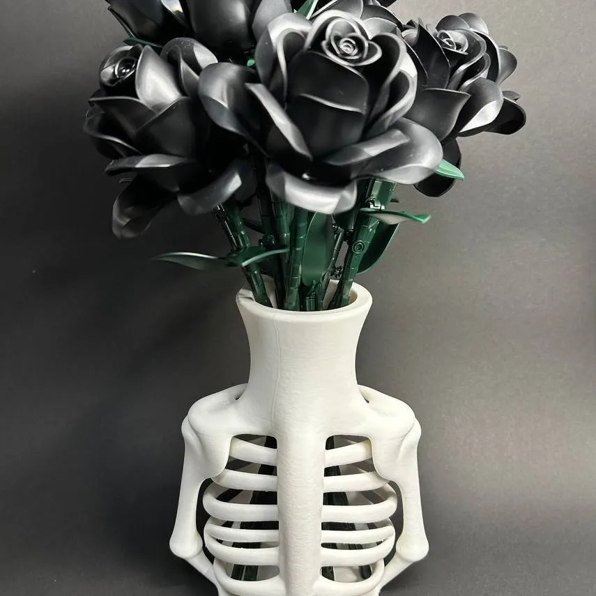 1 Realistic Half-Body Skeleton Figure for Halloween, Quirky Style, Halloween Home Desktop Decoration, Fun Artistic Display Piece, Suitable for Quirky Spaces, a Must-Have Humorous Decoration Item for Collectors.