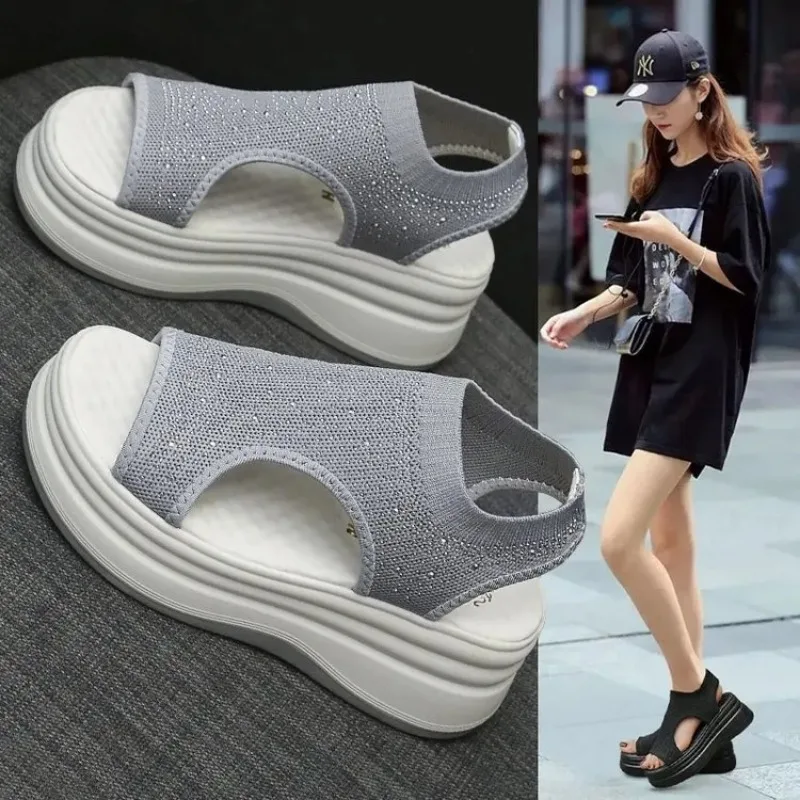 

Новинка 2023 года, женские сандалии на толстой подошве, дышащая летняя женская обувь, повседневные сандалии на плоской подошве с бриллиантами и рыбьим ртом