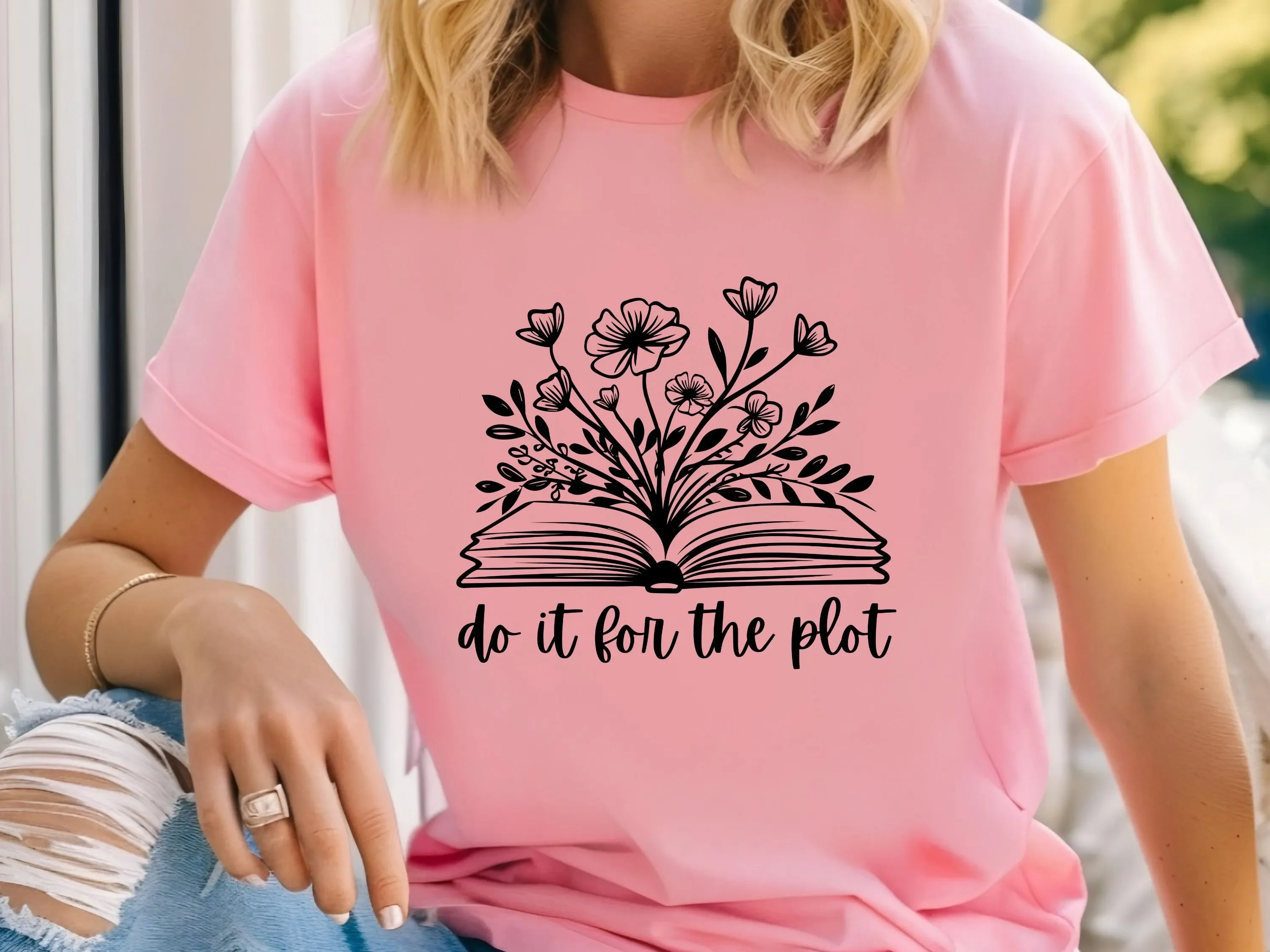 Фото Футболка для любителей книг «Do It For The Plot»