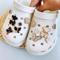 Dijes de zapatos de cocodrilo de moda, conjunto de oso de corbata blanco y negro, sandalias DIY, cadenas, alfileres, accesorios de zapatillas, decoración personalizada, regalos de fiesta