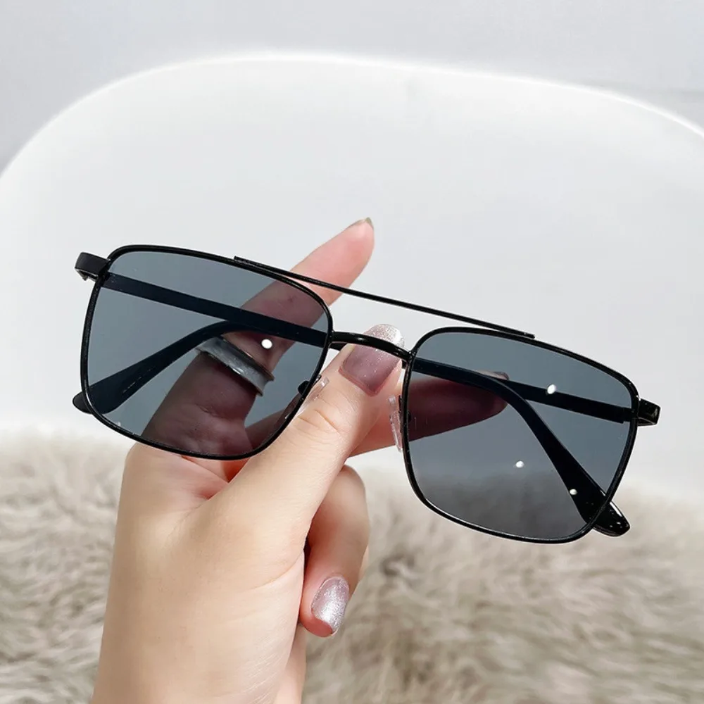 Modische Outdoor-Sonnenbrille für Damen mit quadratischem Metallrahmen, klassische Doppelstrahlbrille – Detail 3