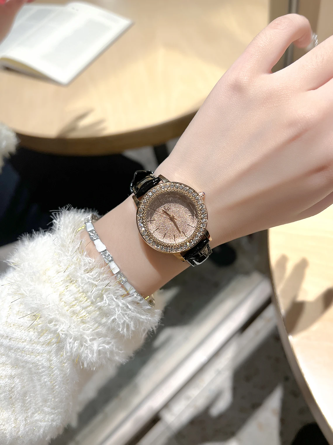 ساعة AIMANA Watch Full Diamond Plate Lady للبلدان الوسطى