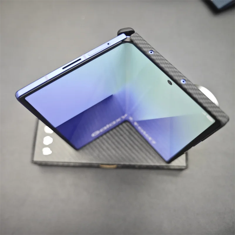 Etui magnetyczne z włókna aramidowego na centralną oś do Samsung Galaxy Z Fold 7, ultracienkie etui ochronne z włókna aramidowego w stylu karbonu.