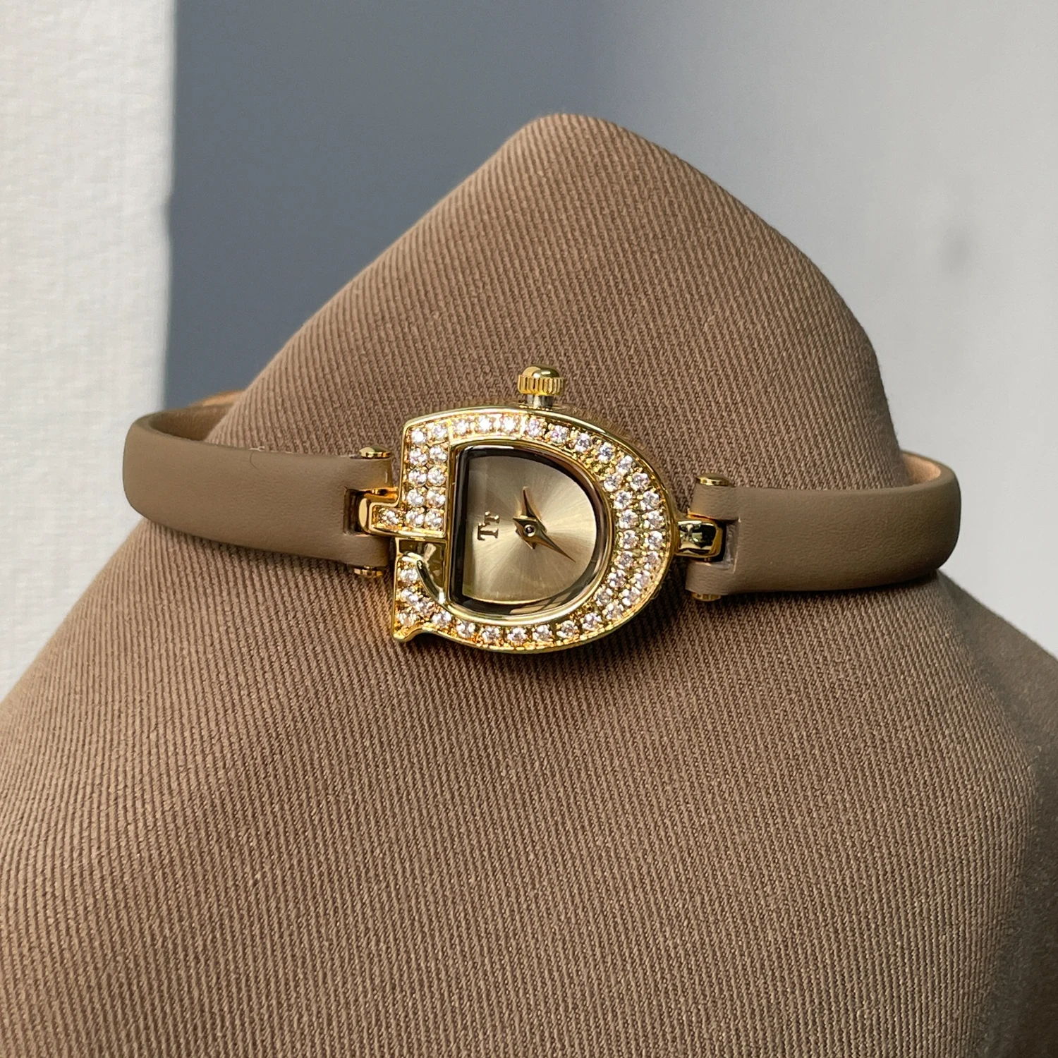 ساعة ذات تصميم مدمج ورائع للنساء ساعة عصرية عالية الجودة 2026 تصميم فني جديد للفتيات ساعة كوارتز هدية #5