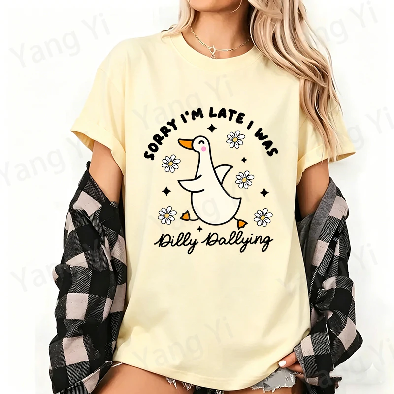 Trendiges Cartoon-Gans-Daisy-Print T-Shirt, Locker Geschnittenes Kurzarm-Harajuku-Freizeitoberteil mit 'SORRY I'M LATE I WAS' Aufdruck, Baumwoll-Shirts für Damen und Herren – Detail 4