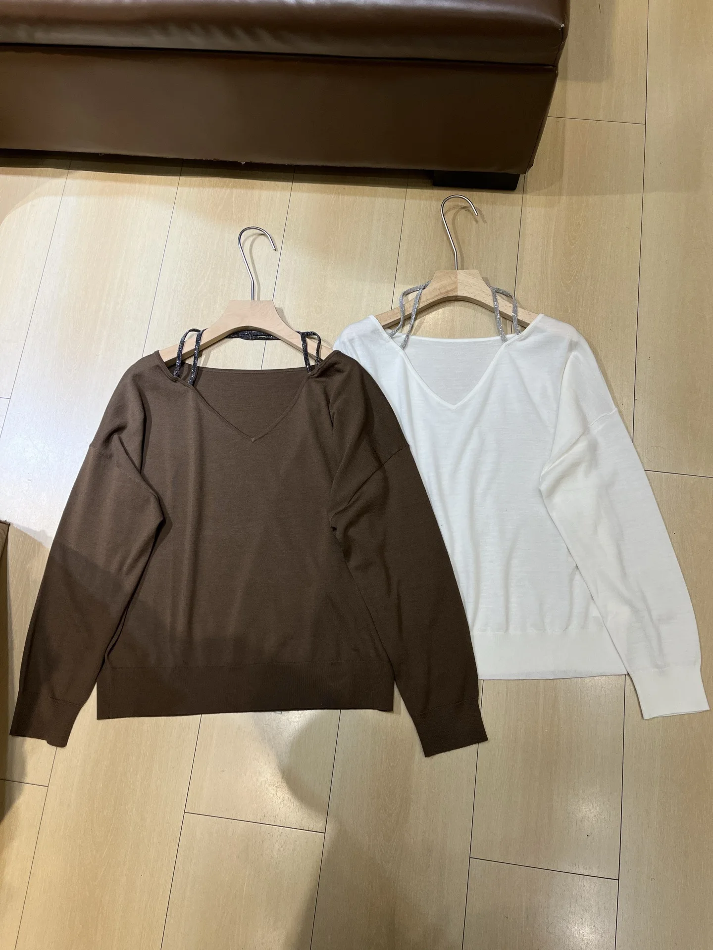 

Beautiful Knitted Wool Base Shirt Women's Fashion Simple Style V-Neck Bead Chain Shoulder Drop Loose Fit Long Sleeve Top