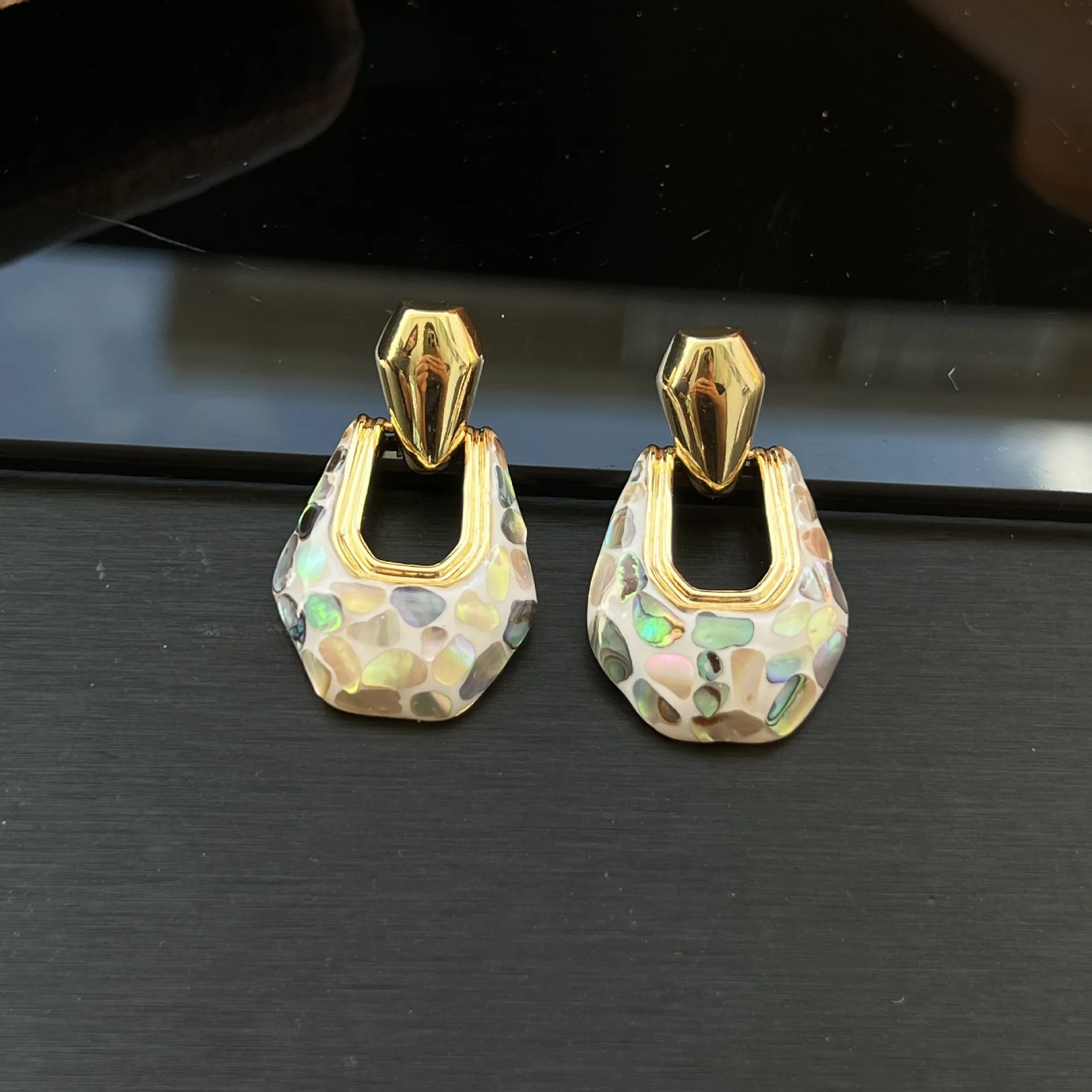 Retro U‑Shape Geometric Hollow Dangle Earrings Crushed Shell Inlay Gold‑Tone Elegant Unique Statement Fashion Ear Jewelry For Wo