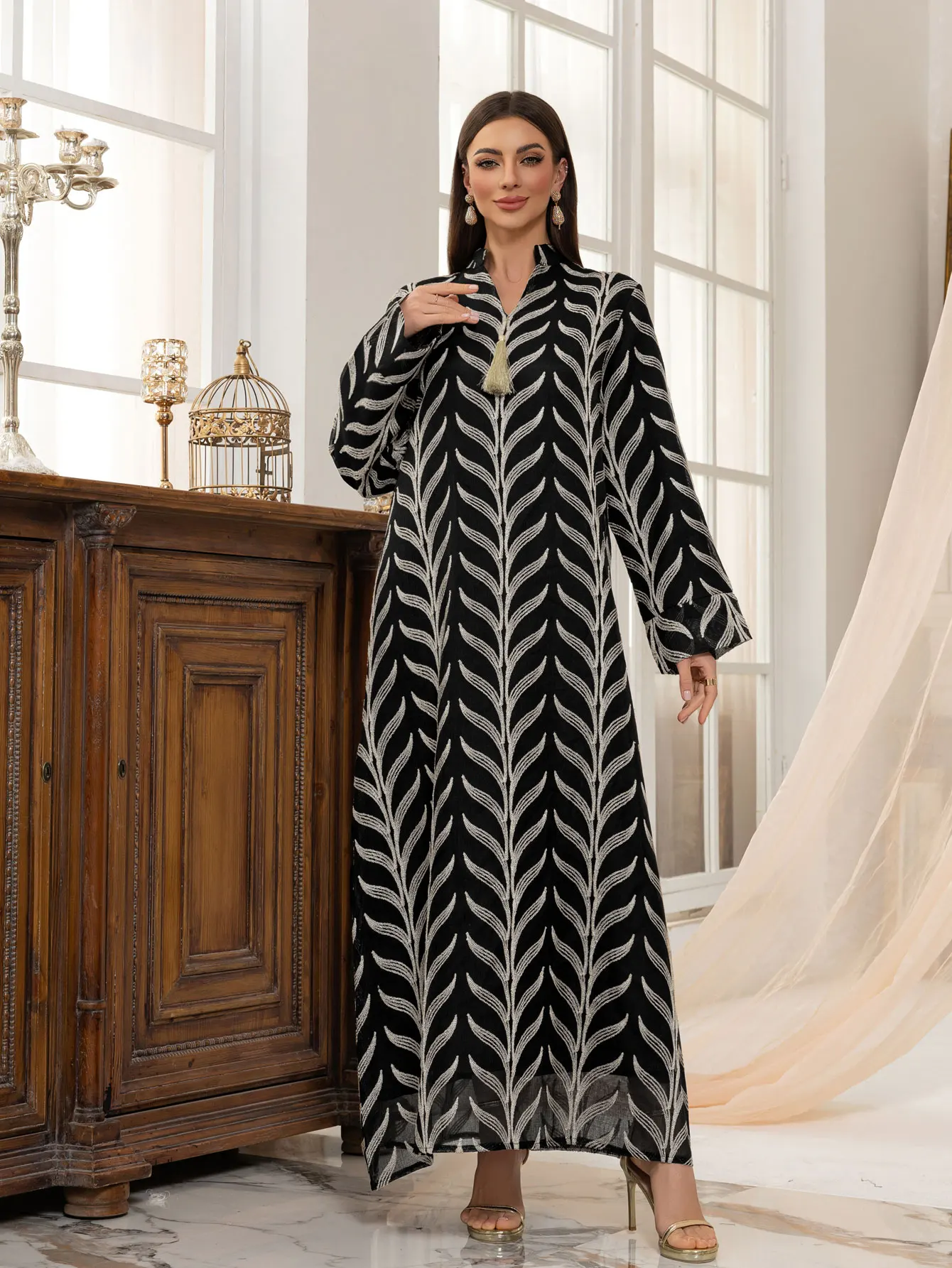 Elegante Abaya nero musulmano decorato con motivi a foglie bianche, nappa chic per l'uso quotidiano e le occasioni festive all'interno islamico