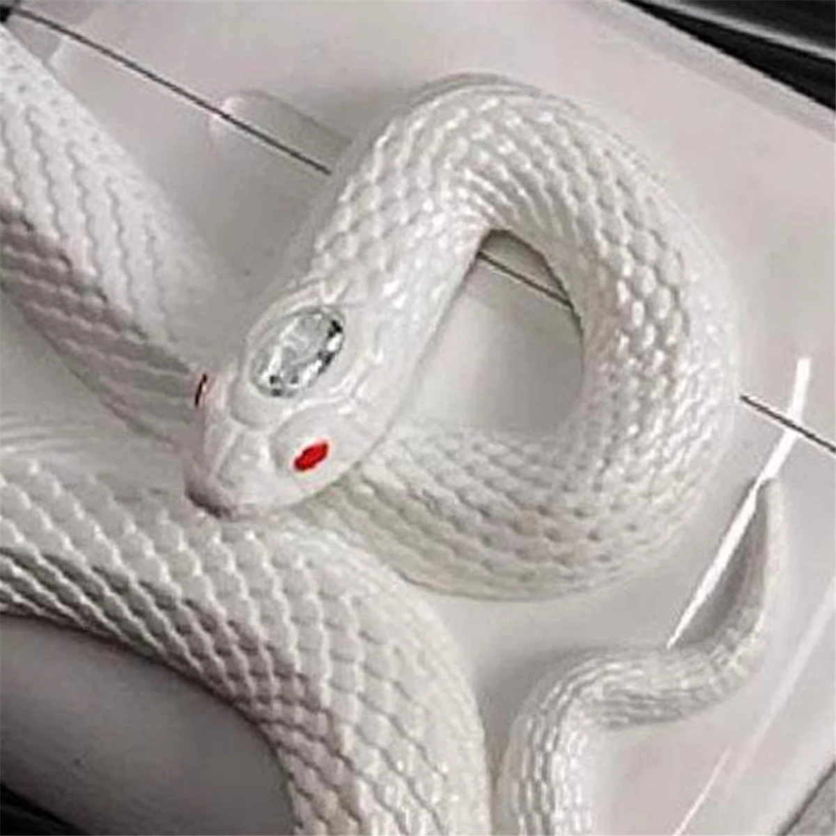 

#016V Snake-Shaped Earphone Protective Case Anti-Drop and Scratch-Resistant Hollow Design Resin Earphone Case C F (White)
