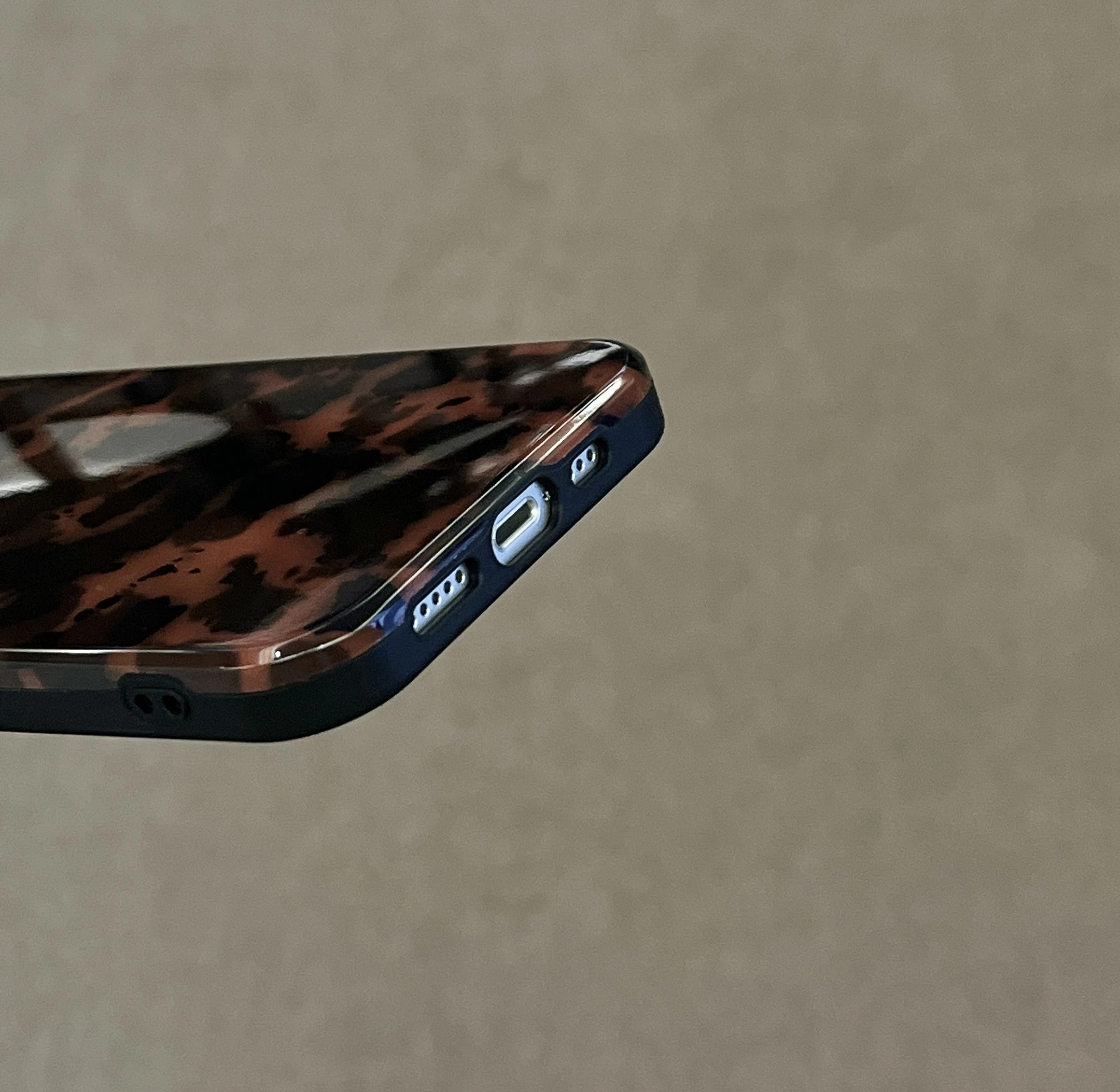 Stilvolle dunkle Farbe Schildpatt Bernstein weiche glänzende Schutzhülle für iPhone 16 15 14 13 12 11 Pro Max Plus – Detail 6