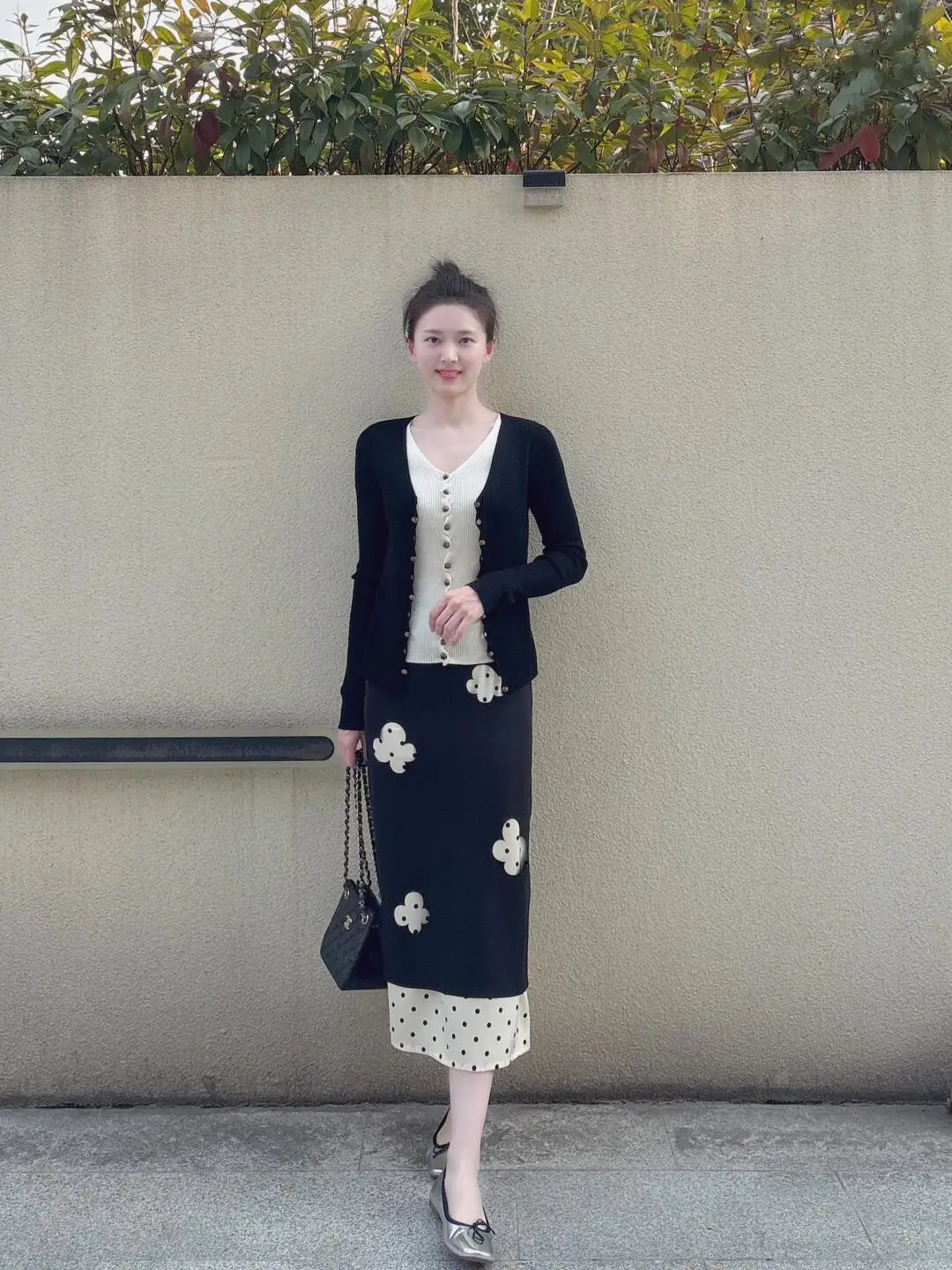 

Весенний модный комплект: вязаный свитер больших размеров и юбка. Женский нежный уникальный ансамбль из полиэстера с длинными рукавами, V-образным вырезом и пуговицами.