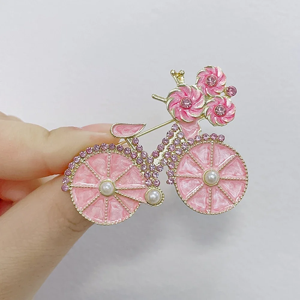 Broches de bicicleta com flor rosa fofa de desenho animado para mulheres meninas temperamento requintado moda alfinetes acessórios de roupas presentes