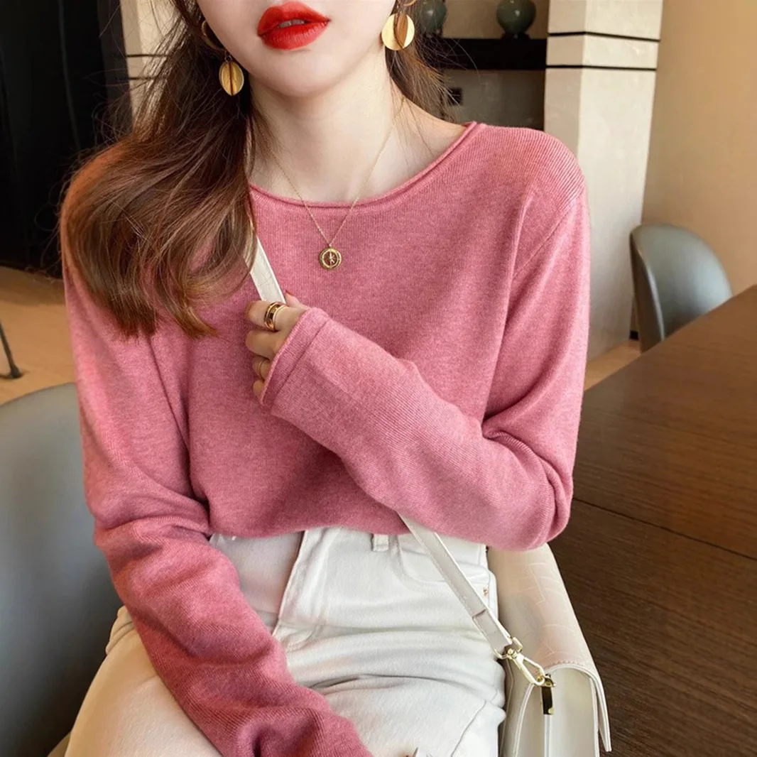 قميص FL Base للنساء بنمط عطر صغير يقترن مع سترة الخريف والشتاء الجديدة ذات الأكمام الطويلة والرقبة المستديرة