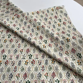 생생한 식물에서 영감을 받은 패턴을 선보이는 부드러운 통기성 면 원단으로 의류 디자인 퀼팅 및 홈 장식에 적합합니다.