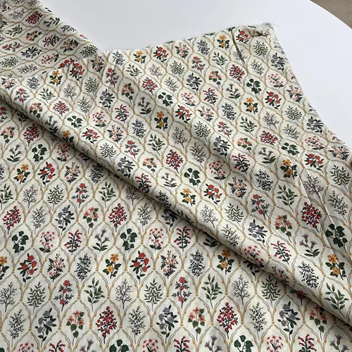 Imagen 1 del producto Tela de algodón suave y transpirable que muestra patrones vívidos de inspiración botánica, perfecta para acolchar el diseño de prendas y decorar el hogar