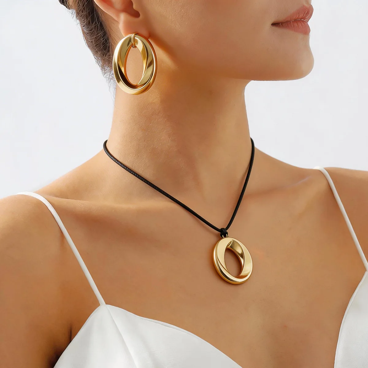 Non-specification oval pendant necklace light luxury niche versatile collarbone chain fashion necklace women