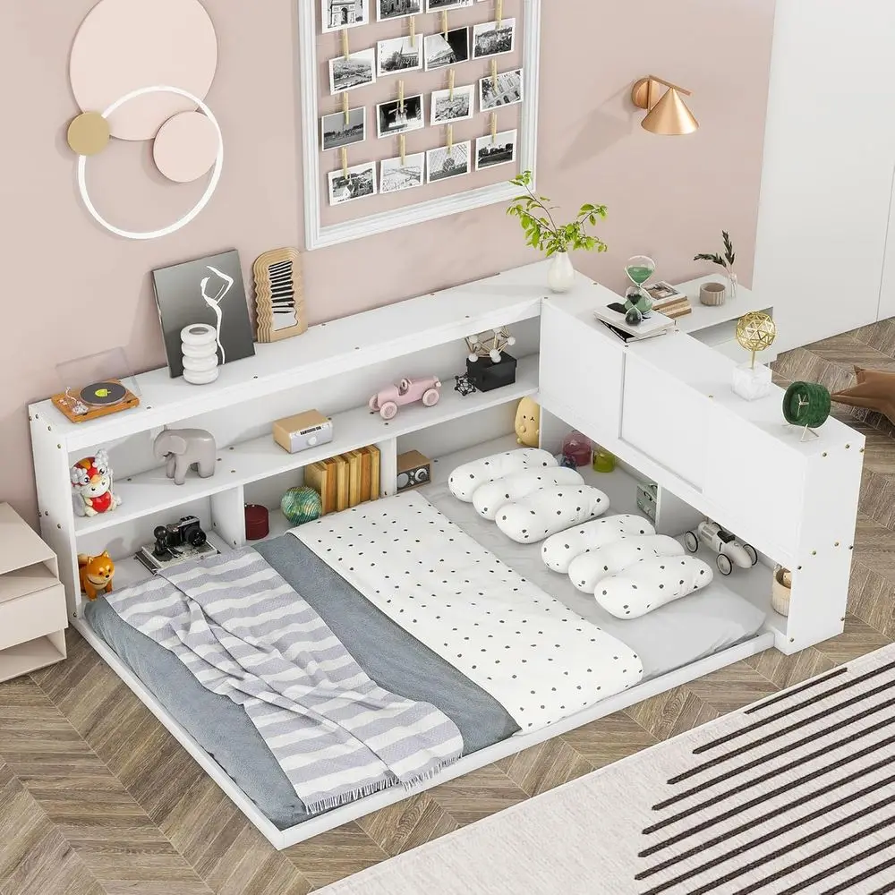 

Детская кровать-платформа L-образной формы из дерева с раздвижной дверцей и полками для хранения (белая)