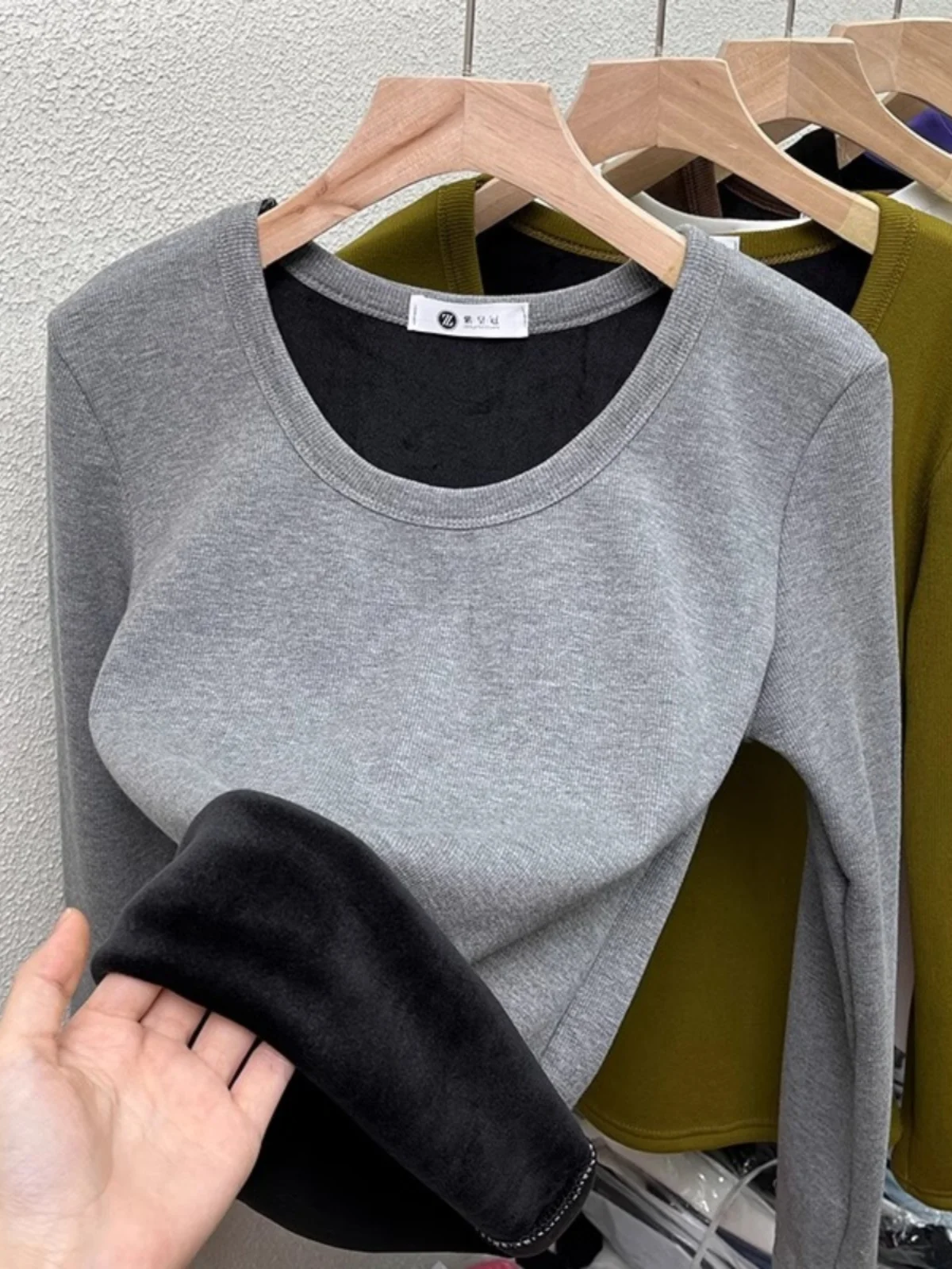 

Thiened Fce Lined Long Sve round Ne Base irt Women's Winter Faionable Warm Clothing Versatile Innerwear Top