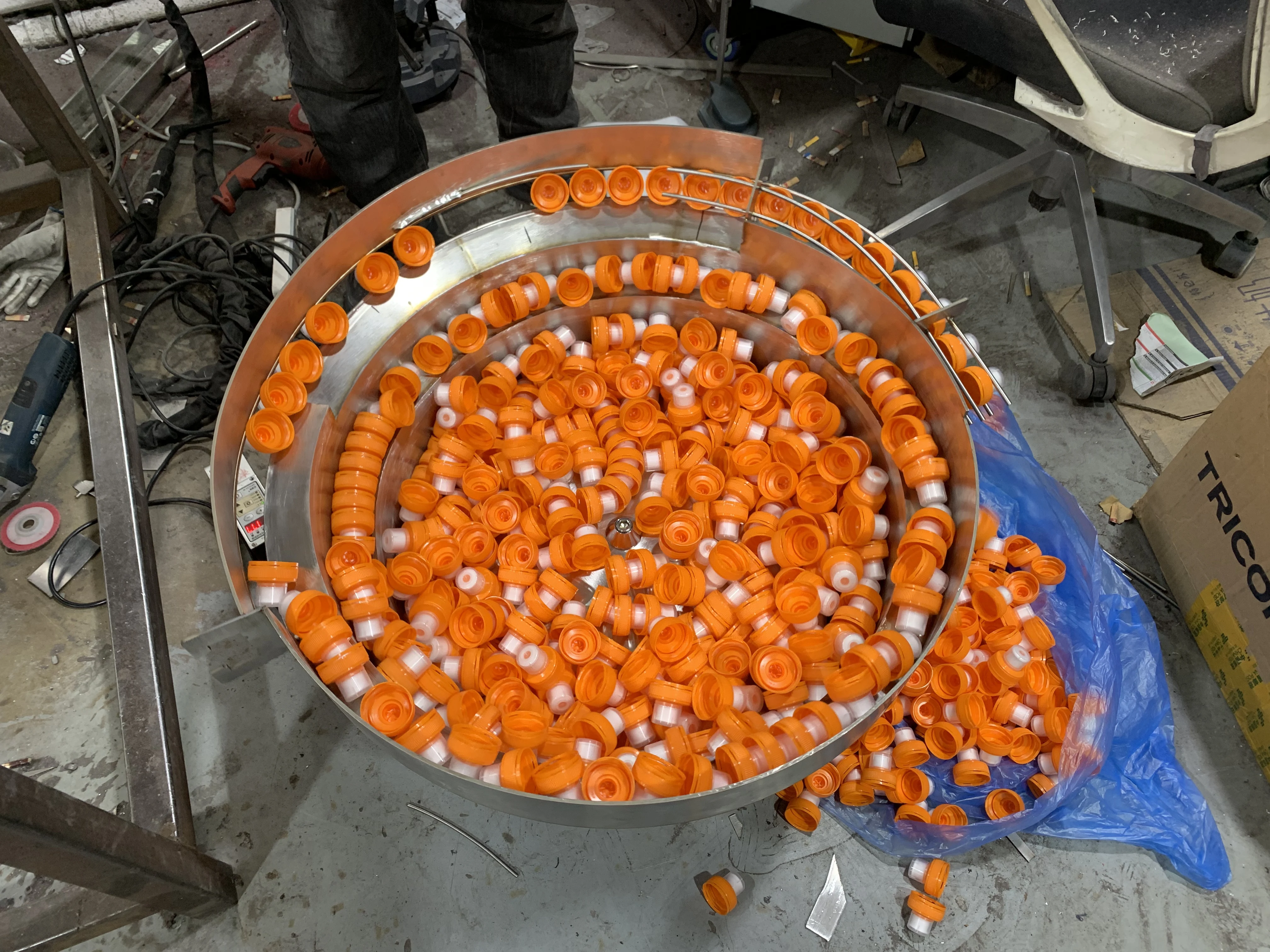 

Вибрационная подающая машина для крышек из нержавеющей стали 304, вибрационный бункер для подачи крышек для бутылок диаметром 40 мм