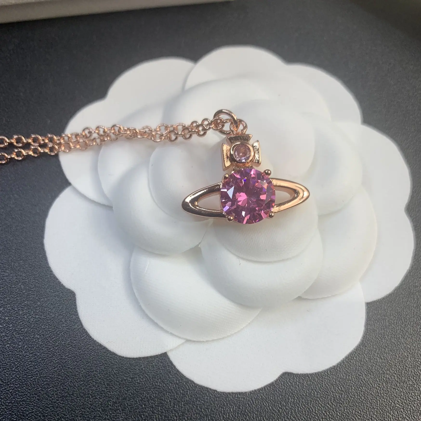 S925 فضة واحدة الماس أنيقة السيدات رومانسية ليتل زحل سحر قلادة أزياء اليومية مجوهرات متعددة الاستخدامات