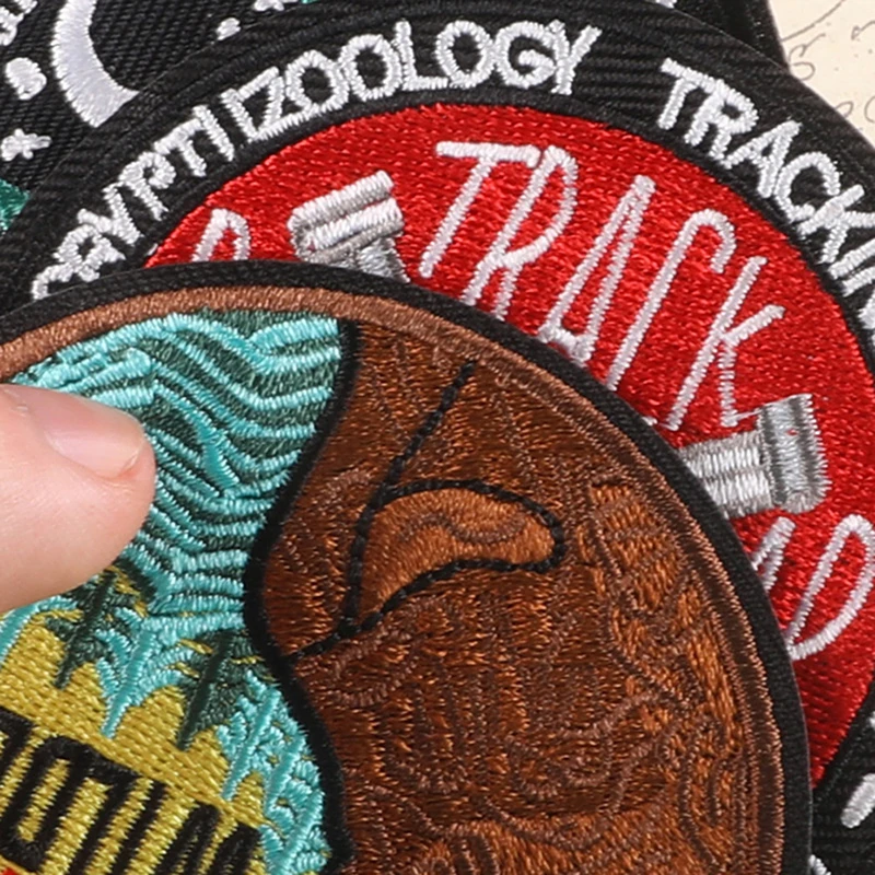 1pcs Fashion Embroidery Iron On Patches Monster Cloth Appliques Mothman Badge Extraterrestrials Tracking Emblem For Jacket