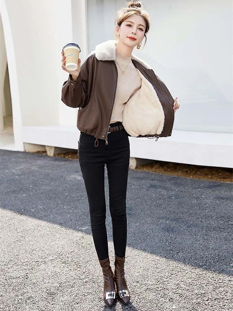 Elegancki płaszcz motocyklowy z kołnierzem ze sztucznego futra, ocieplany polarem, damski, ze skóry PU, luźny krój, wysoka jakość, idealny na wiosnę i jesień.