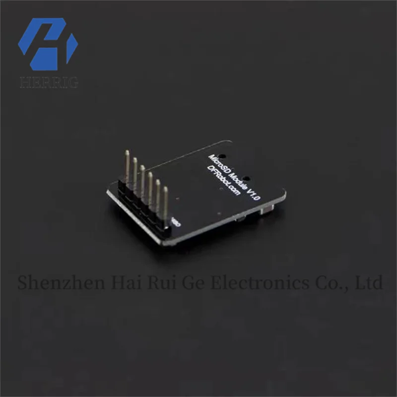 Módulo leitor de cartão MicroSD compatível com Arduino de Dfrobot com uma pequena placa de memória.