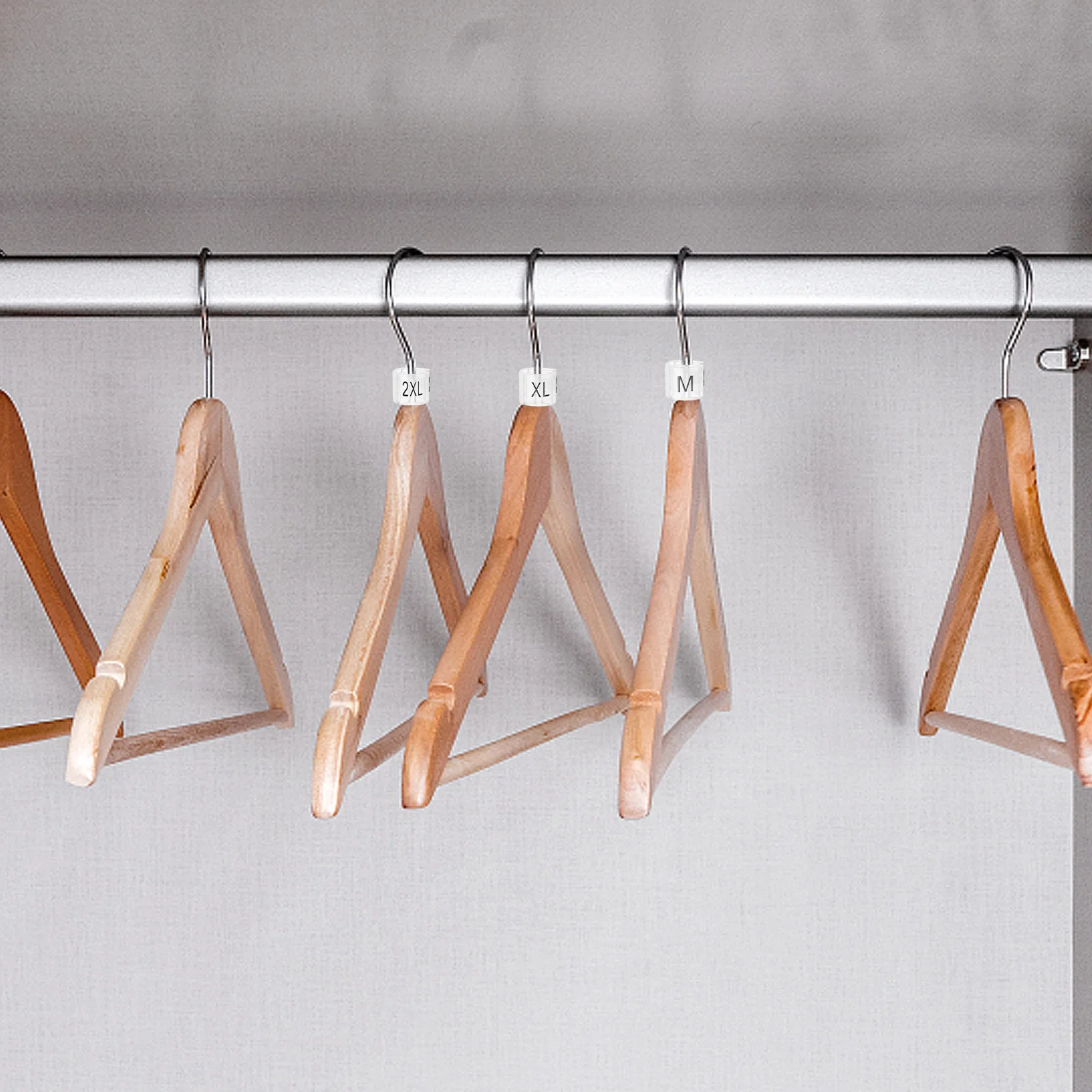

200Pcs Hanger Size Tags Plastic Markers for Clothing Racks Easy Organization Size Labels for Garment Accessories