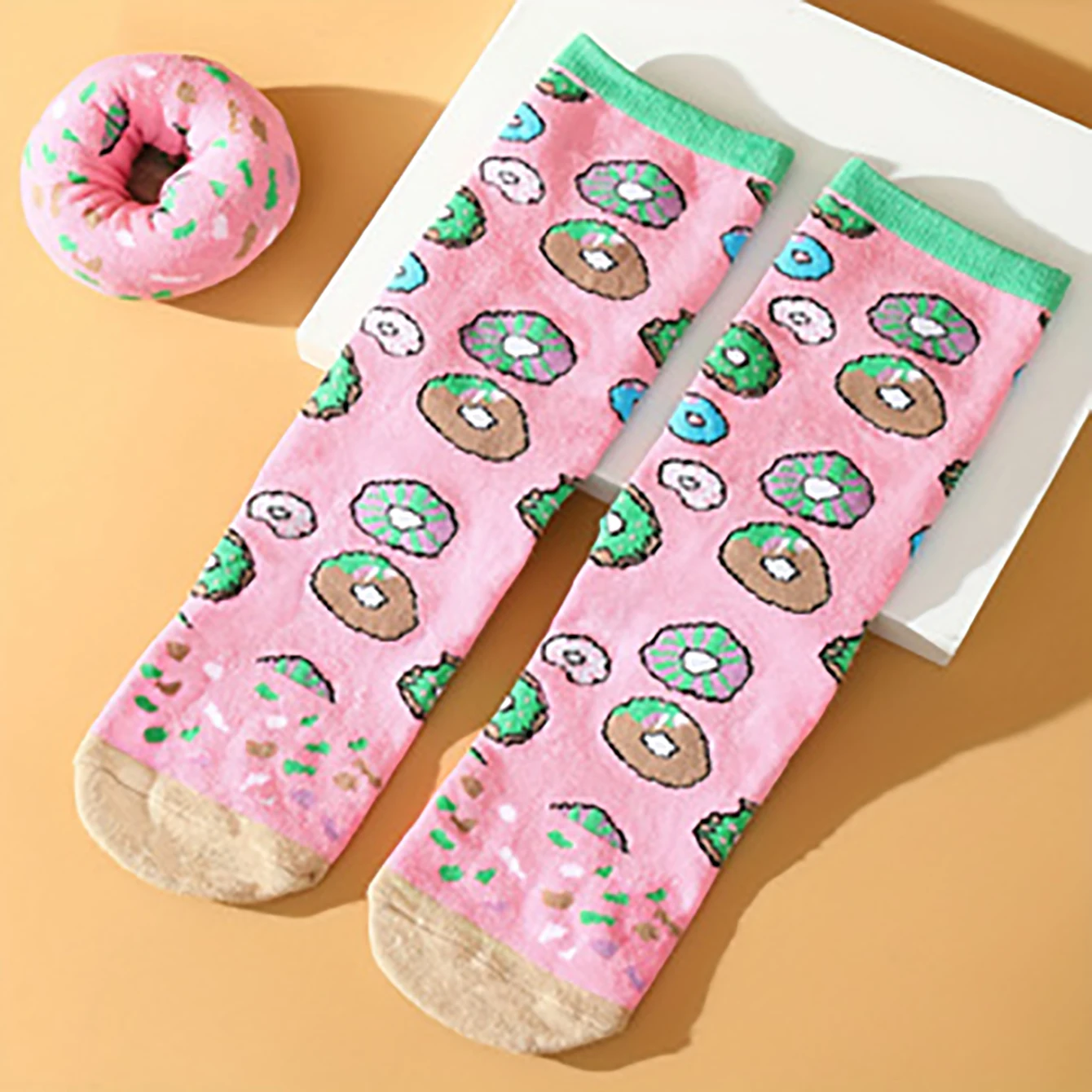 1 pair of fashionable, unique and interesting colorful donut pattern men\'s and women\'s gift socks suitable for all seasons