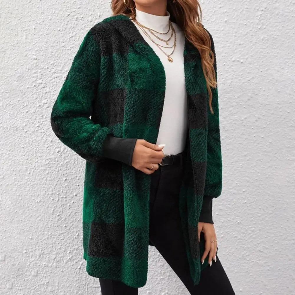 

Женская теплая клетчатая куртка средней длины с капюшоном и эластичными манжетами