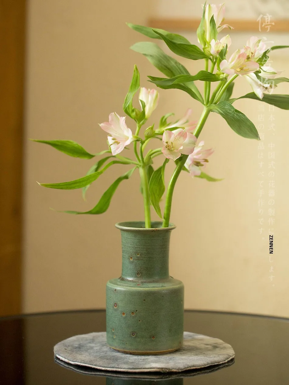 

Декоративная ваза ручной работы в стиле японского ваби-саби для цветов, дзен-церемоний и украшения дома