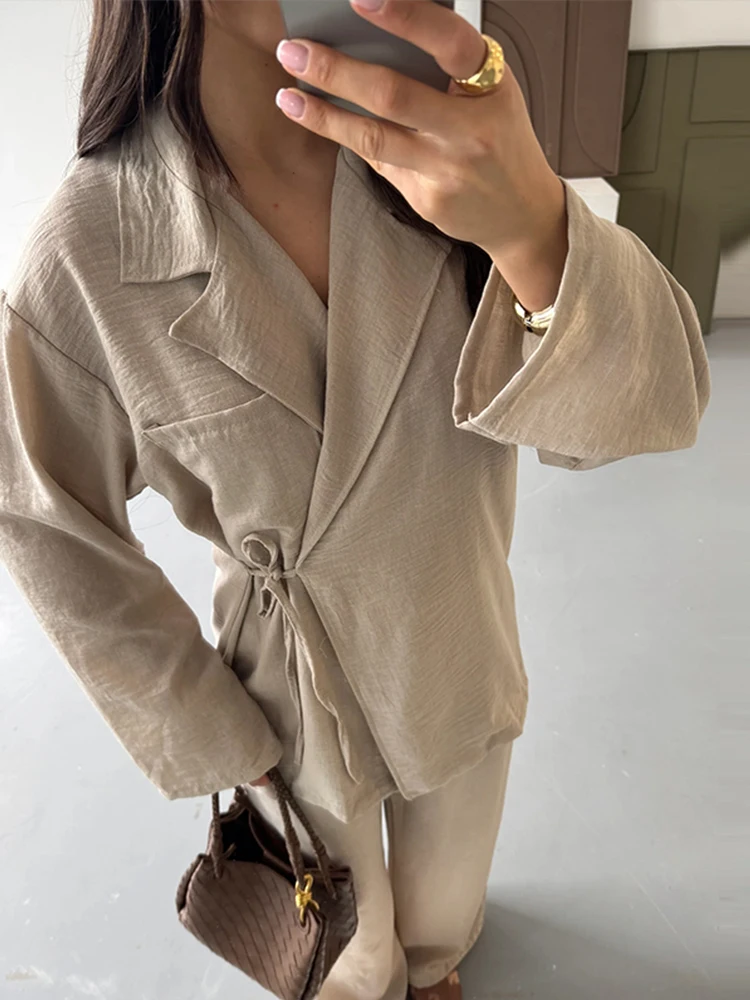 Neue Damen-Outfits: Schicke Anzüge mit Revers, seitlicher Schnürung, langen Ärmeln, Taschen und weiten Hosen – Detail 11