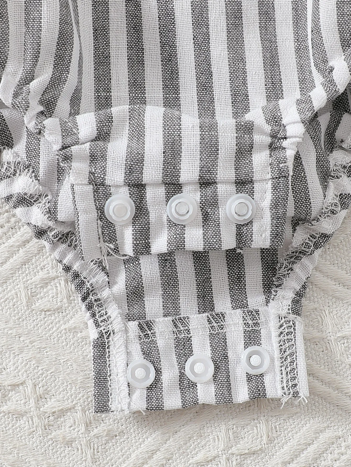 طقم مآزر حفاضات صيفية رفيعة للأطفال الأولاد والبنات مع تي شيرت بأكمام قصيرة وزرة طقم مكون من قطعتين