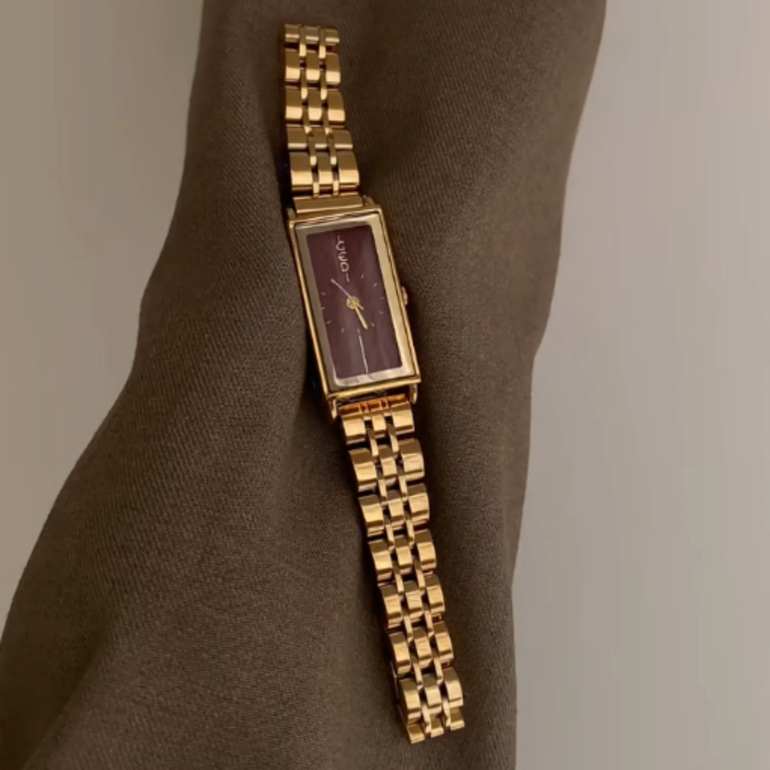 2025 new medieval gold luxury temperament red women's quartz watch workplace art design retro high sense