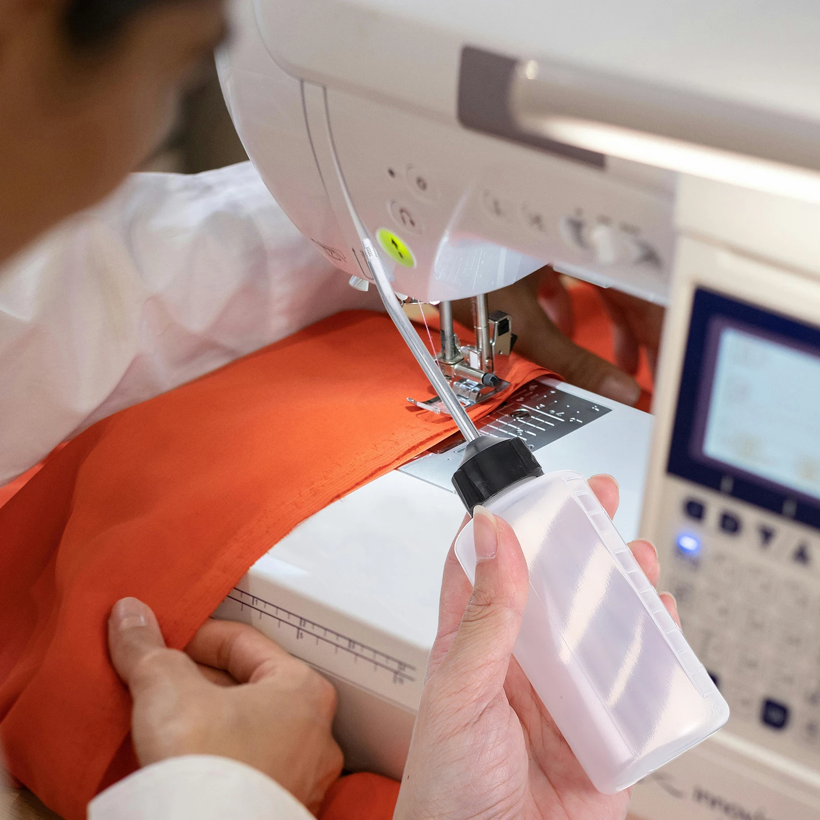 

4Pcs Sewing Machine Oil Dispensers Long Angled Spout Screw Cap Leak Proof Squeeze Bottles Precision Oiler Sewing Supplies 120Ml