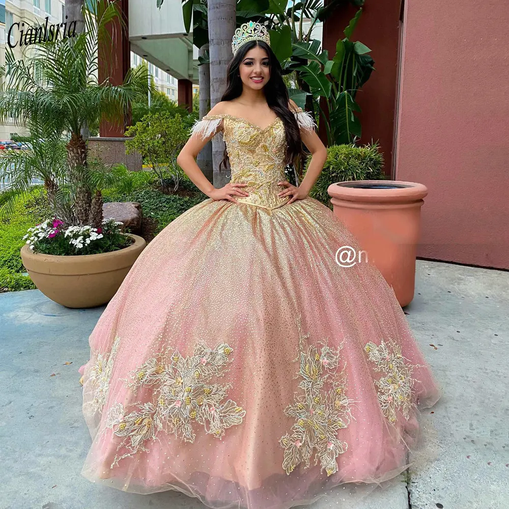 Sparkly ปิดไหล่ Feathers Ball ชุด Quinceanera ชุดทองคริสตัล Appliques ลูกไม้หวาน15 Prom Party