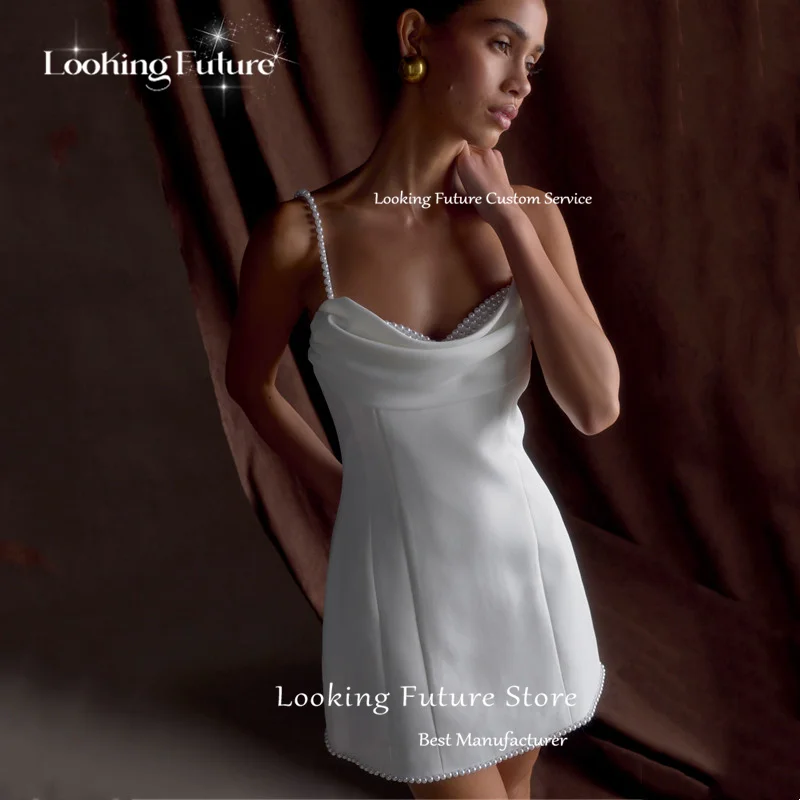 Schlichtes Satin-Mini-Hochzeitskleid, A-Linie, sexy, trägerlos, Spaghettiträger, Falten, Perlen, Elfenbein, rückenfrei, mit Reißverschluss, individuell gestaltet